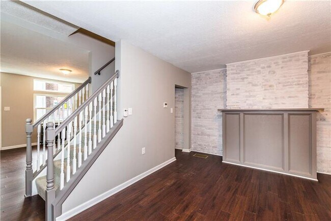 Building Photo - Beautiful 2 bed, 2.5 bath luxury home in S...