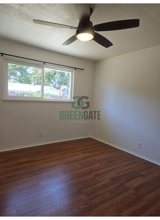 Building Photo - 3 BEDROOM 2 BATH HOME MOVE IN READY IN MOD...