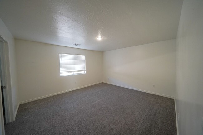 Building Photo - Spacious Townhome for Rent – Prime Location!