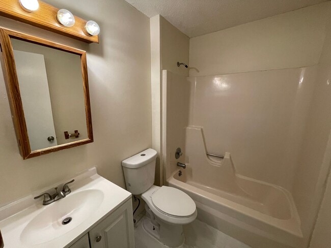 Building Photo - Hamden 2 Bed Condo w/ Dishwasher and Off-S...