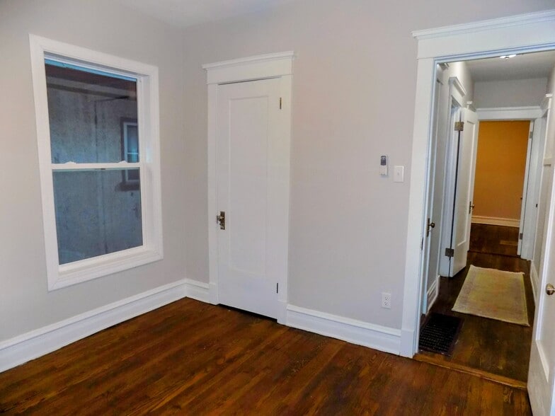 Building Photo - 434 N Pine Ave