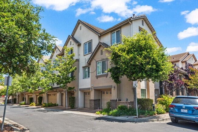 Building Photo - 1076 Sapphire Terrace