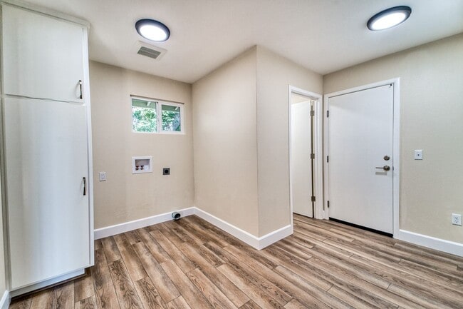 Building Photo - Spacious 4-Bedroom Home with Modern Amenit...