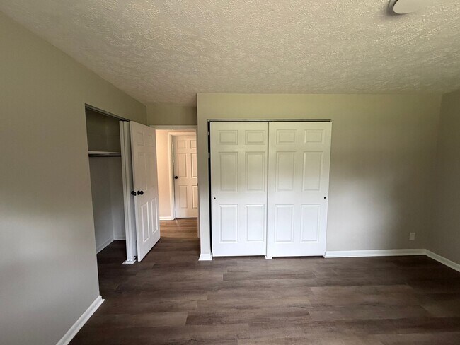 Building Photo - 3703 Oakwood Dr
