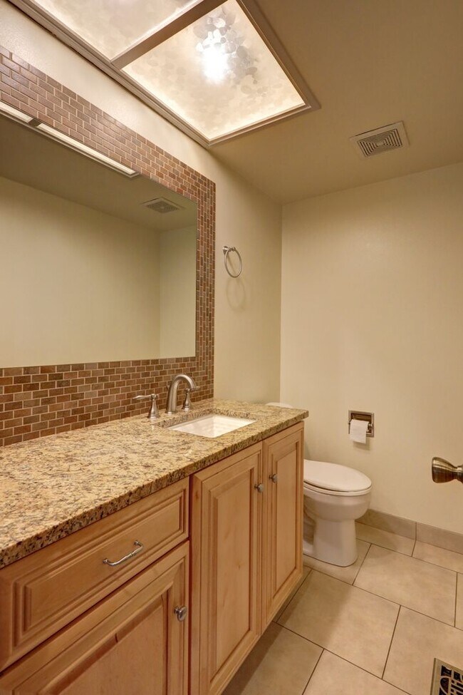 Building Photo - Bright spacious 4-bedroom 2.5 bath home in Bellevue