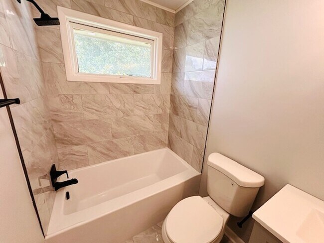 Building Photo - MOVE IN SPECIAL- $300 Off First Month's Rent-MOVE IN READY BRICK HOME!