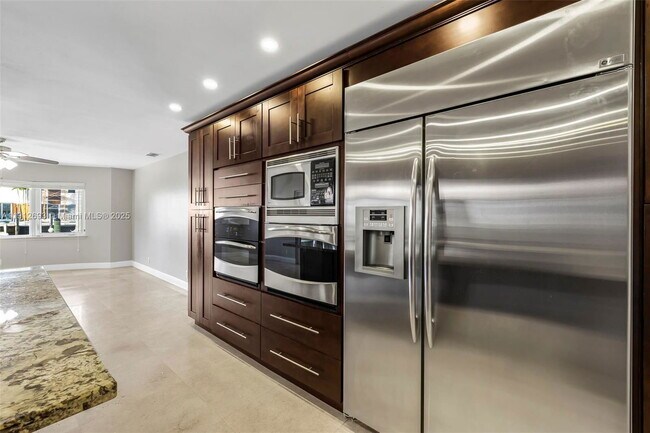 Building Photo - 633 Solar Isle Dr