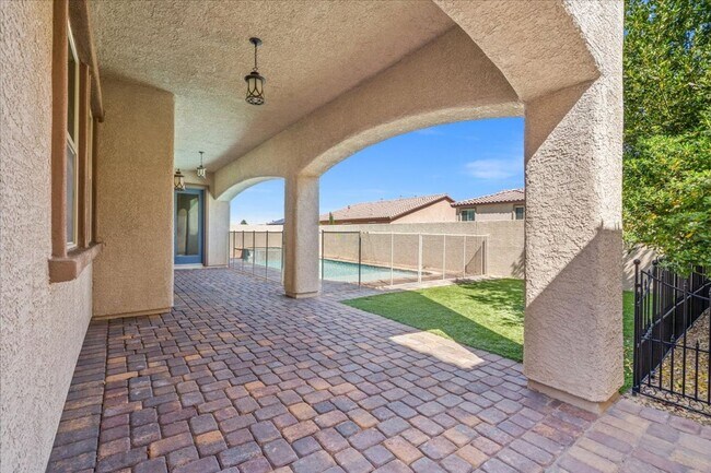 Building Photo - Fabulous Home with NexGen Sutie!