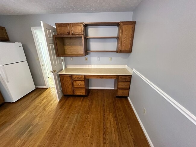 Building Photo - Nice 3 BR, 2 Bath Home! HW & Carpet Floors, Attached Garage, Fenced Backyard, Pets Ok!