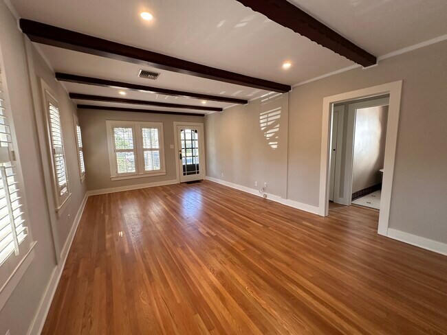 Building Photo - 930 N Fairview St