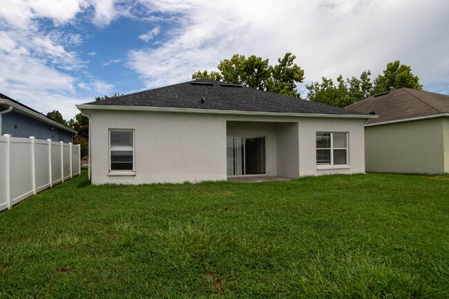 Building Photo - **Charming 4BR/2BA Pond-View Home with Boat Ramp Access – East Orlando **