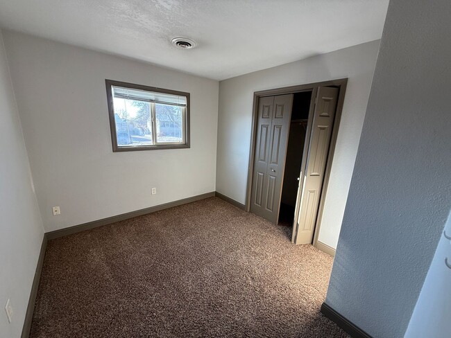 Building Photo - Large remodeld ranch style 3 bed 1 bath ho...