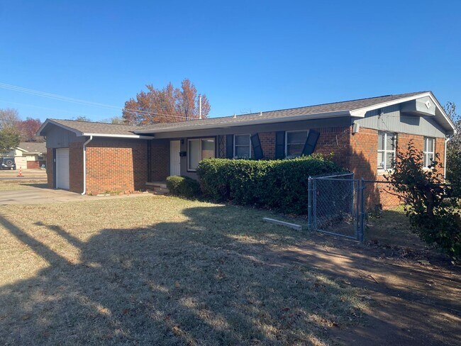 Building Photo - Versatile 3-bedroom, 1.5-bath Home Available in OKC!