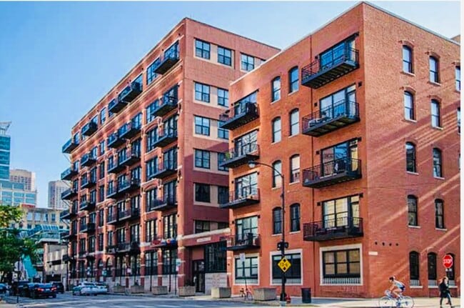 Building Photo - 226 N Clinton St