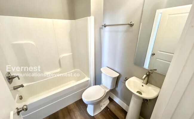 Building Photo - 50% Off First Month Rent! Spacious 4-Bedroom Home with Modern Amenities / Pet-Friendly / Availabl...