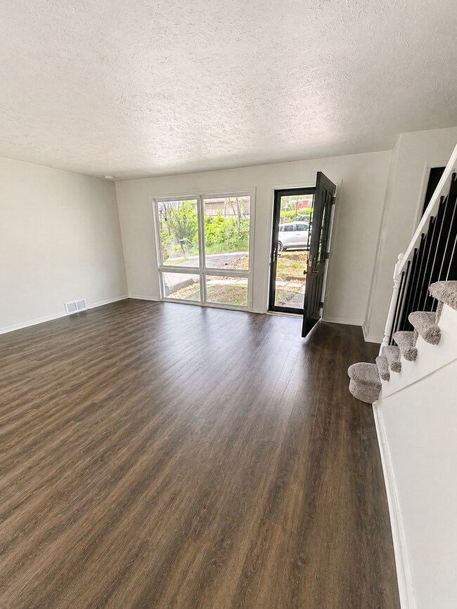 Building Photo - 1104-1106 Kellinger Dr
