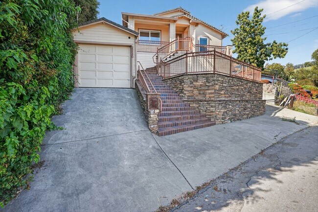 Building Photo - 2230 Sol St