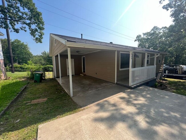 Building Photo - 400 Libby Ln