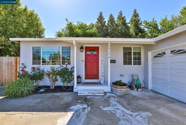 Building Photo - Clean/Remodeled 3 Bedroom 2 Bath with Large  Lot