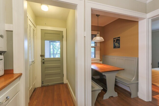 Building Photo - {4805}  Charming West Plaza Bungalow + Pri...