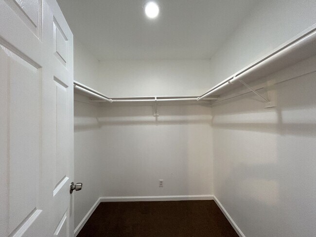 Building Photo - AVAILABLE NOW!! 3 Bedroom 2 Bath Apartment...