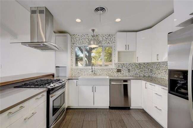 Building Photo - 3005 White Rock Dr