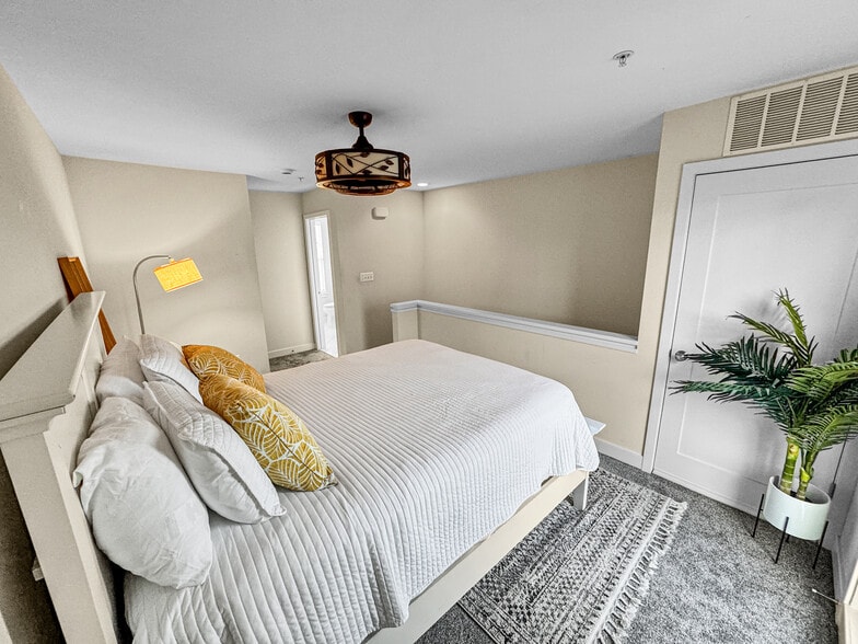 Building Photo - 5610 45th Ave