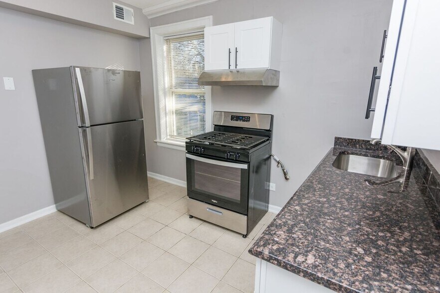 Building Photo - 1123 E 81st St