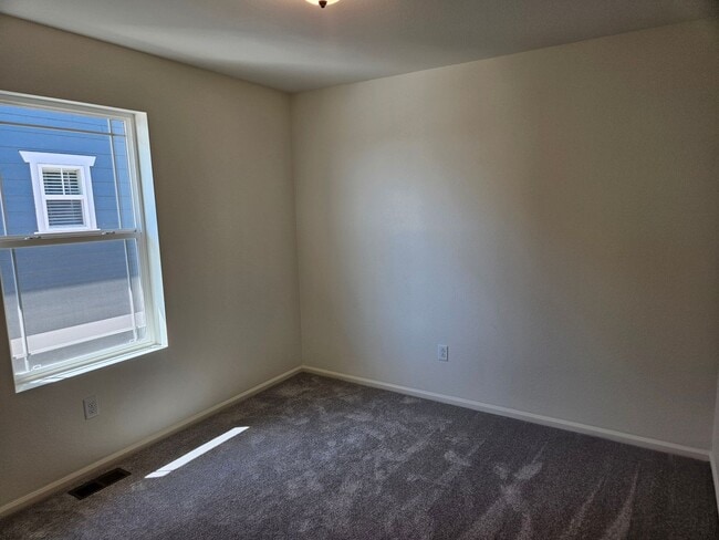 Building Photo - 5 Bed 3.5 Bath Home with a park and Commun...