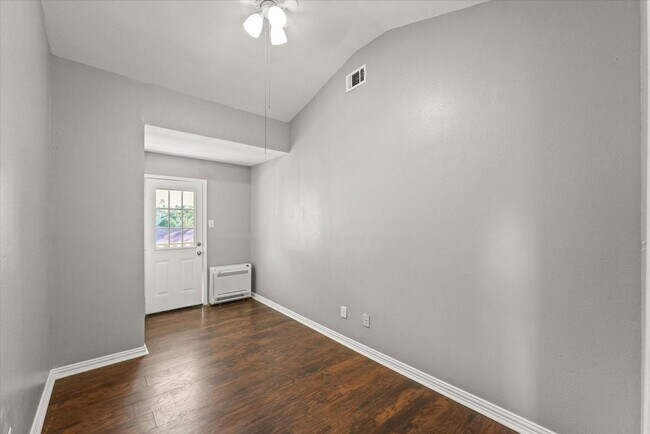 Building Photo - 927-929 S Rosemont Ave