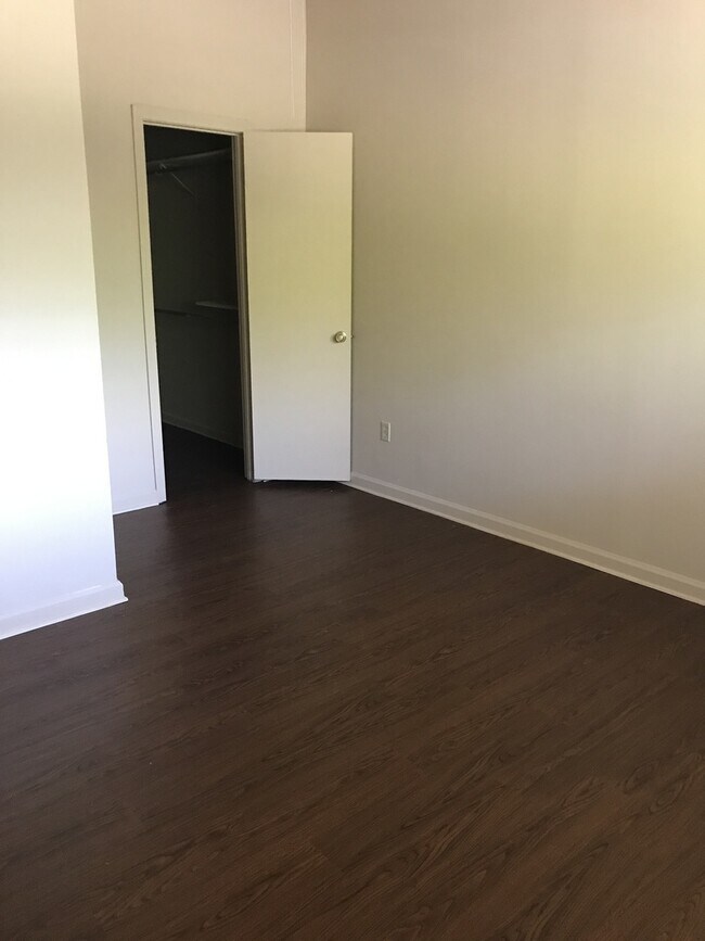 Building Photo - Beautiful Clean 3 bedroom, 2 Full Baths to...