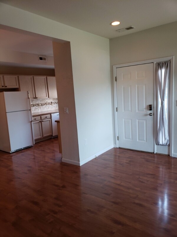 Building Photo - 5225 White Willow Dr