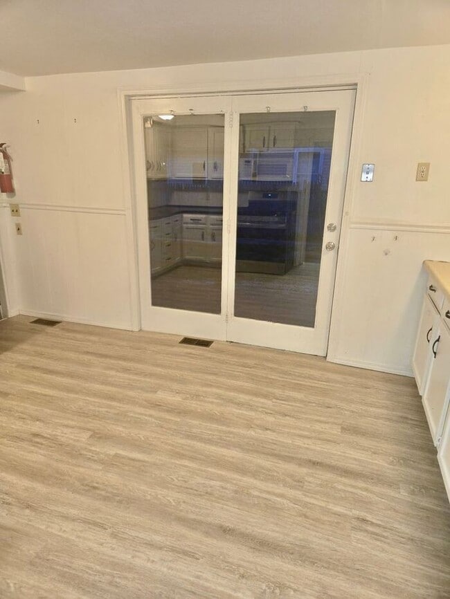 Building Photo - 2 bedroom home in Niles!!