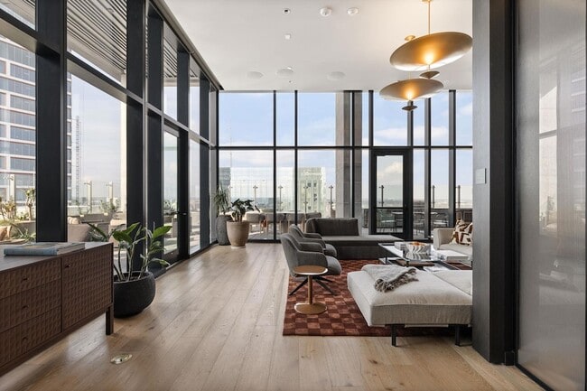 Building Photo - 610 Davis St