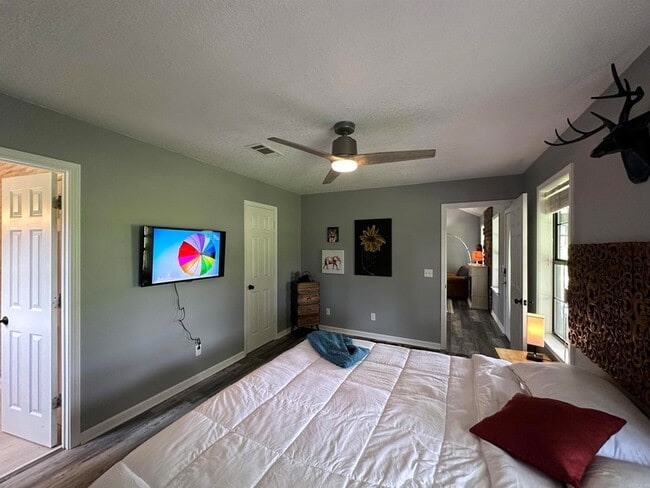 Building Photo - 896 Vaughn Rd