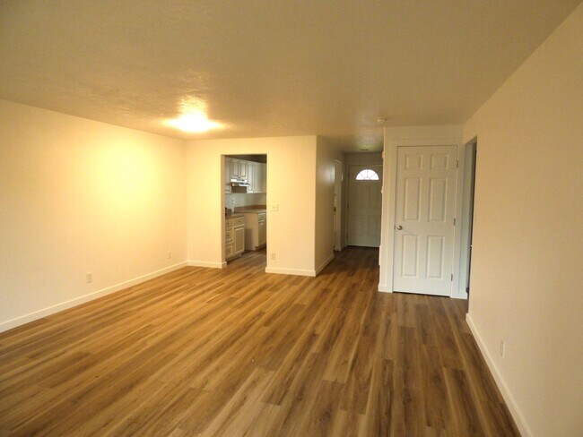 Building Photo - 3 bed 2 bath Duplex