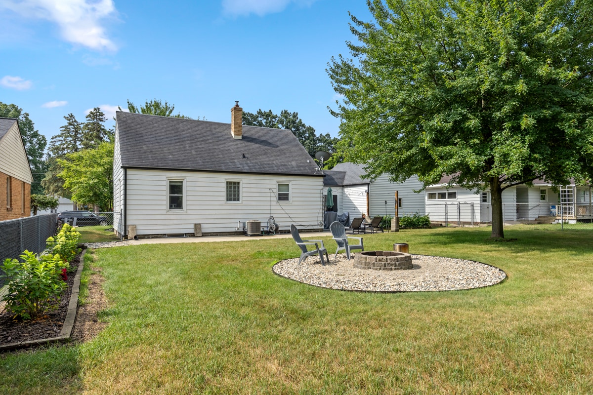 Backyard with Fire Pit - 507 Fontenelle St SE