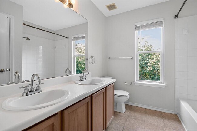 Building Photo - 1208 Heritage Hill Cove