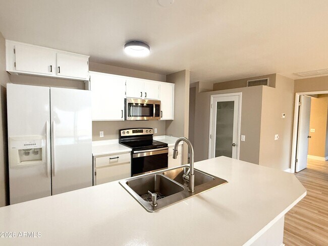 Building Photo - 1902 E Sandra Terrace