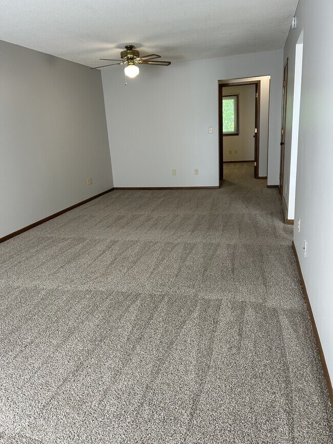 Building Photo - 2305 Maple Blvd
