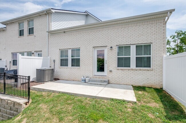 Building Photo - 204 Douglas Bend Rd