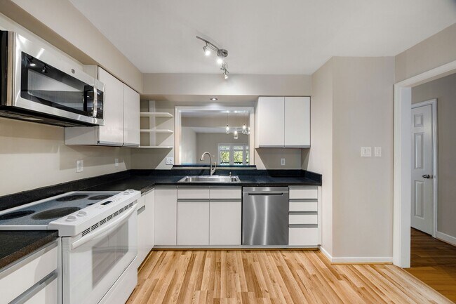 Building Photo - 9154 Lakeland Dr
