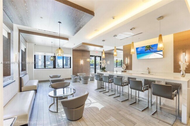 Building Photo - 999 SW 1st Ave