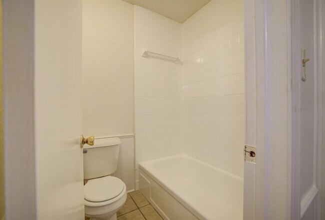 Building Photo - 3-bedroom, 2-bathroom condo in Norman with central heat and air and washer and dryer provided