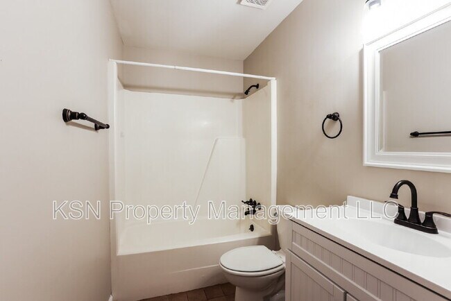 Building Photo - 503 W Tietgen St