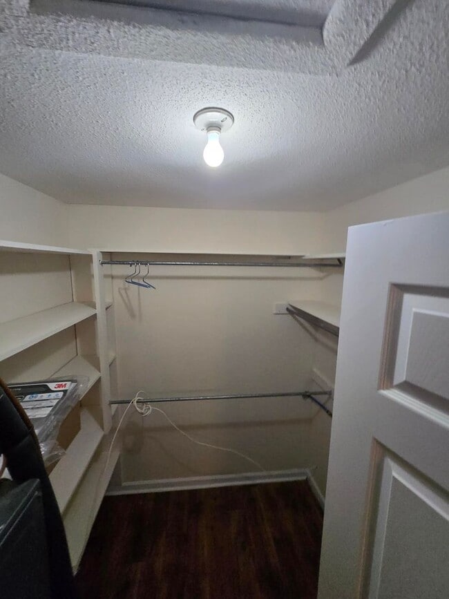 Building Photo - **Charming 3-Bed, 2-Bath Duplex Apartment with Spacious Garage and Large Back Porch**