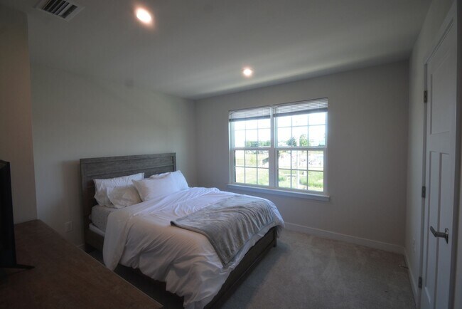 Building Photo - Beautiful and New this 4 Bedroom Townhouse