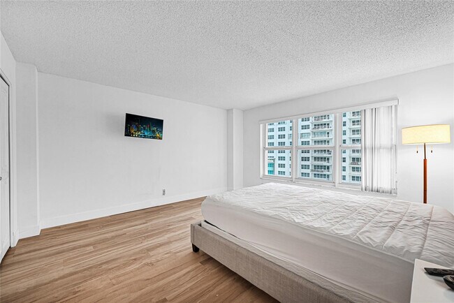 Building Photo - 3900 Galt Ocean Dr