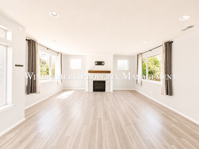 Building Photo - Bright and spacious home close to ferries, PSNS and recreational activities!