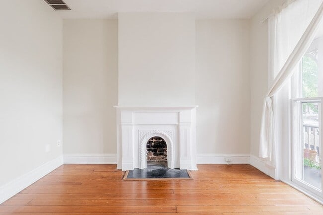 Building Photo - Beautiful historic Church Hill Rowhome for...